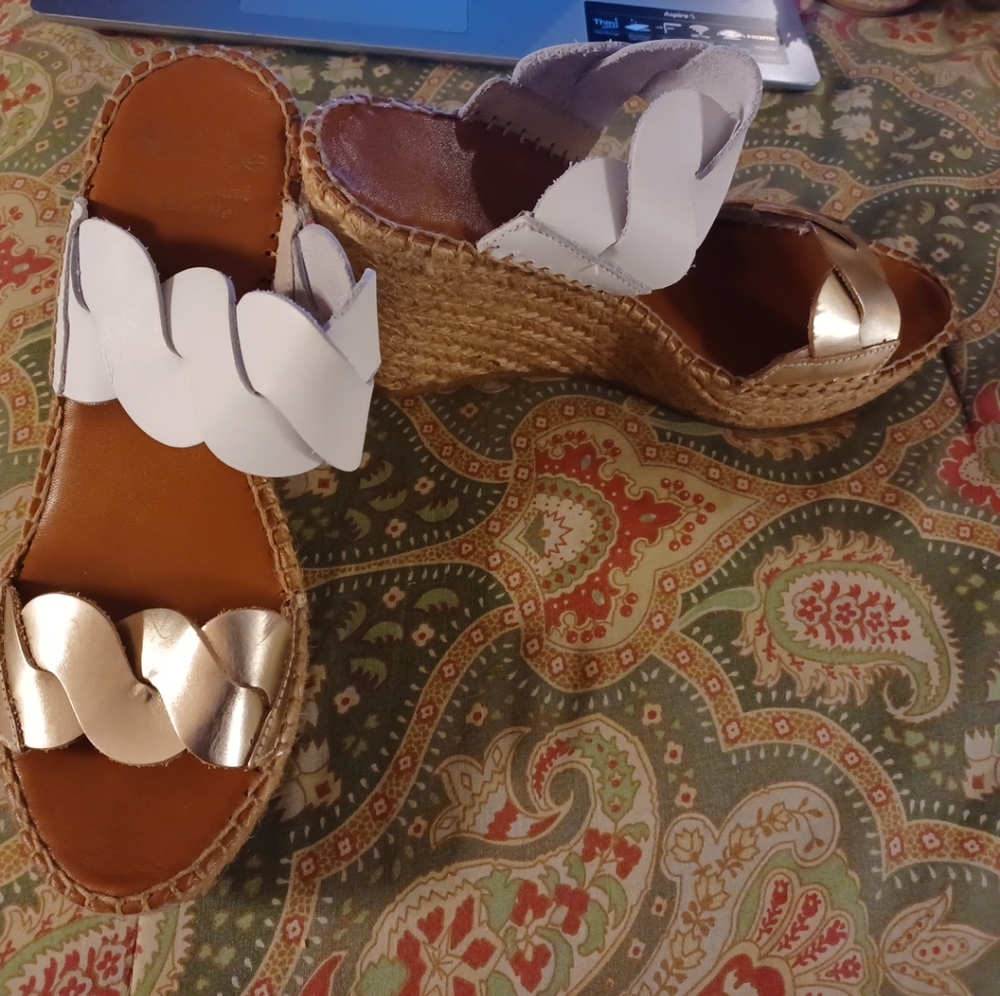 Andre Assous 8 Gold White Sandals Wedge Heels Shoes